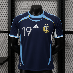 CAMISETA ORIGINAL DE FÚTBOL ARGENTINA ALTERNATIVA 2006 – JERSEY ADIDAS AZUL OSCURO CON NÚMERO 19 Y DISEÑO MUNDIALISTA