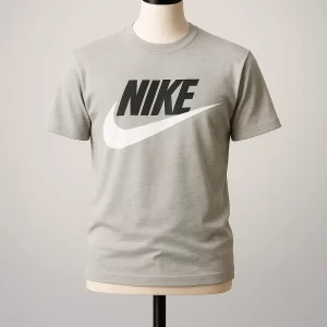 Camiseta Deportiva NIKE Grandes Logos – Gris Cielo
