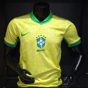 ¡Liquidación! Camiseta Brasil Amarilla – Réplica con Detalle Tribal y Cuello Verde
