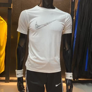 Camiseta Nike original de alto rendimiento en color blanco, con logo Swoosh reflectante y corte deportivo. ¡Un básico versátil en liquidación!